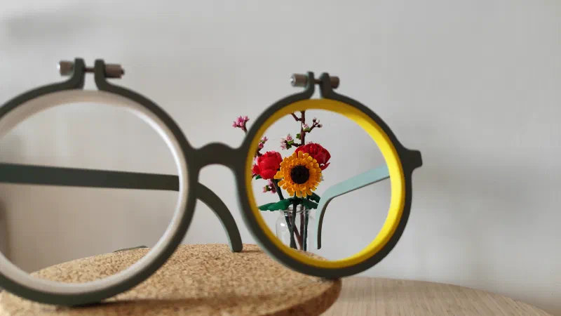 Glasses shaped dual 10 cm hoops.